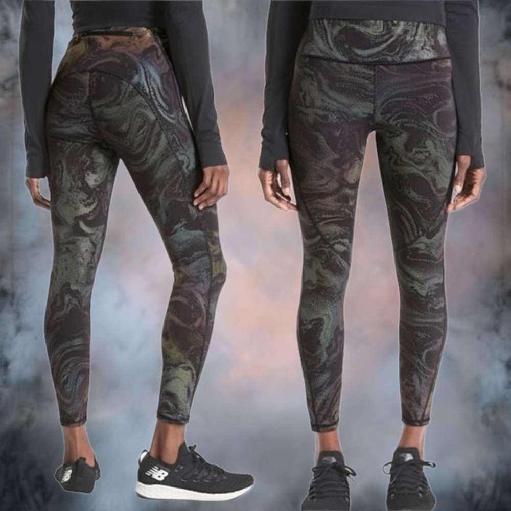 athleta • lightning reflective 7/8 tight swirl reflective black supersonic m